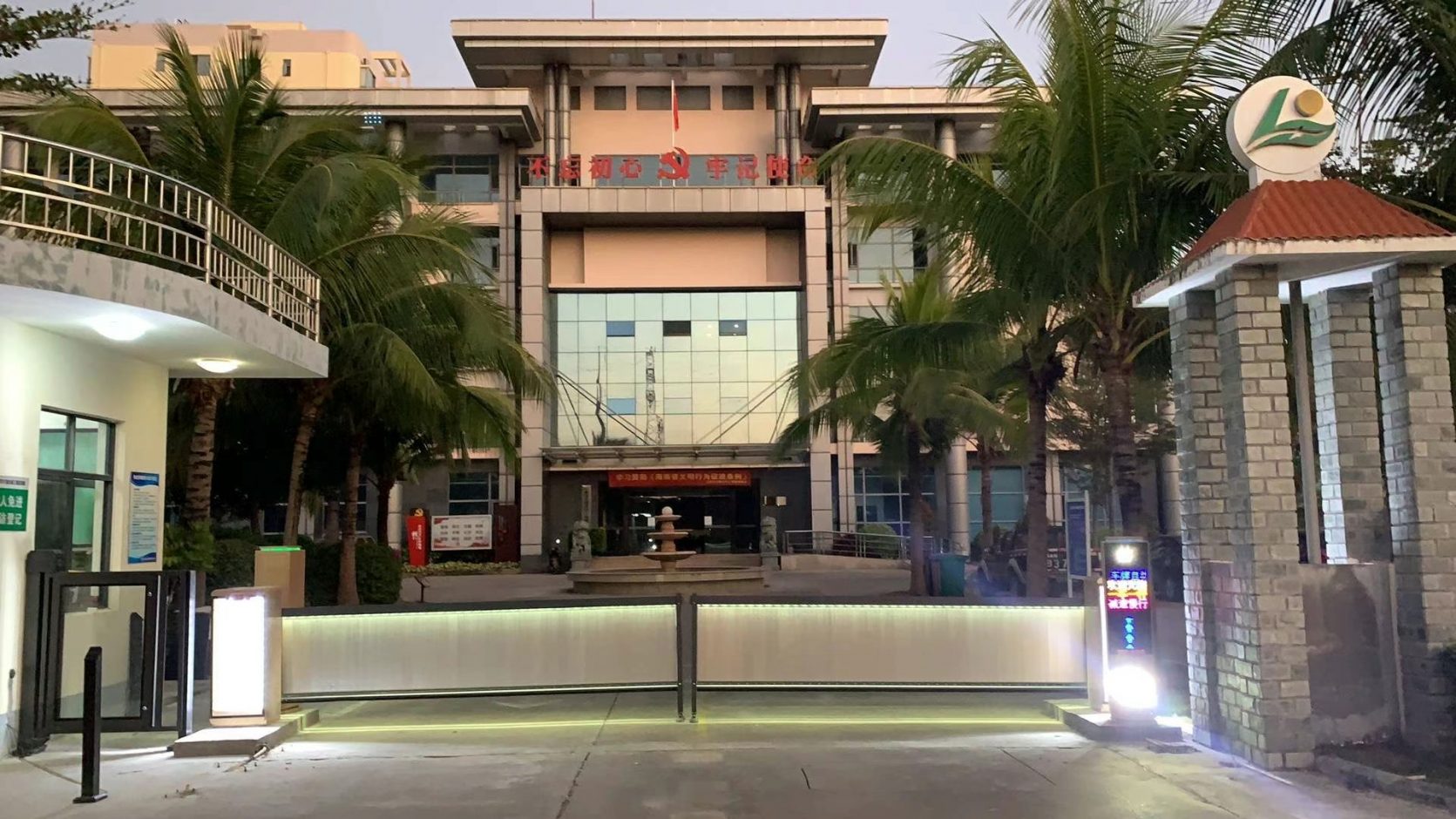 某部隊(duì)MT款車牌識(shí)別+廣告道閘 政務(wù)機(jī)構(gòu)智慧停車場案列 第1張