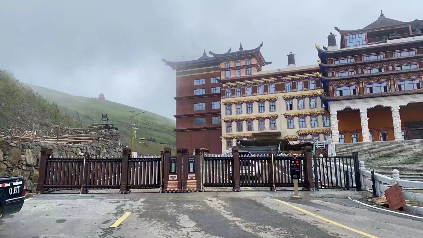 四川阿壩州昌列寺FT車牌識(shí)別+高端伸縮門 景區(qū)智慧停車場(chǎng)案列 第4張