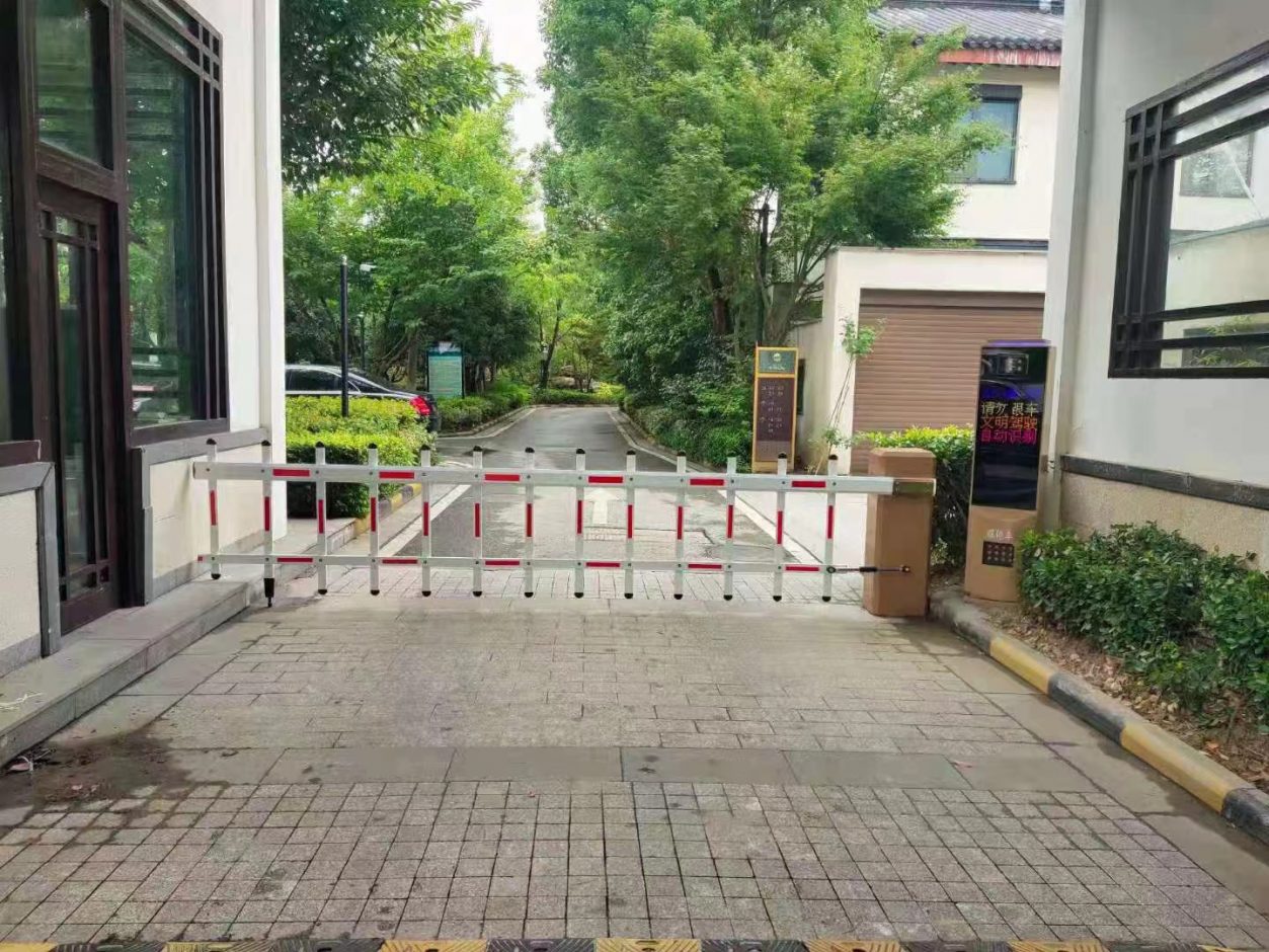 蘇州平門上院MT款車牌識別+金色柵欄式道閘 社區(qū)智慧停車場案列 第2張