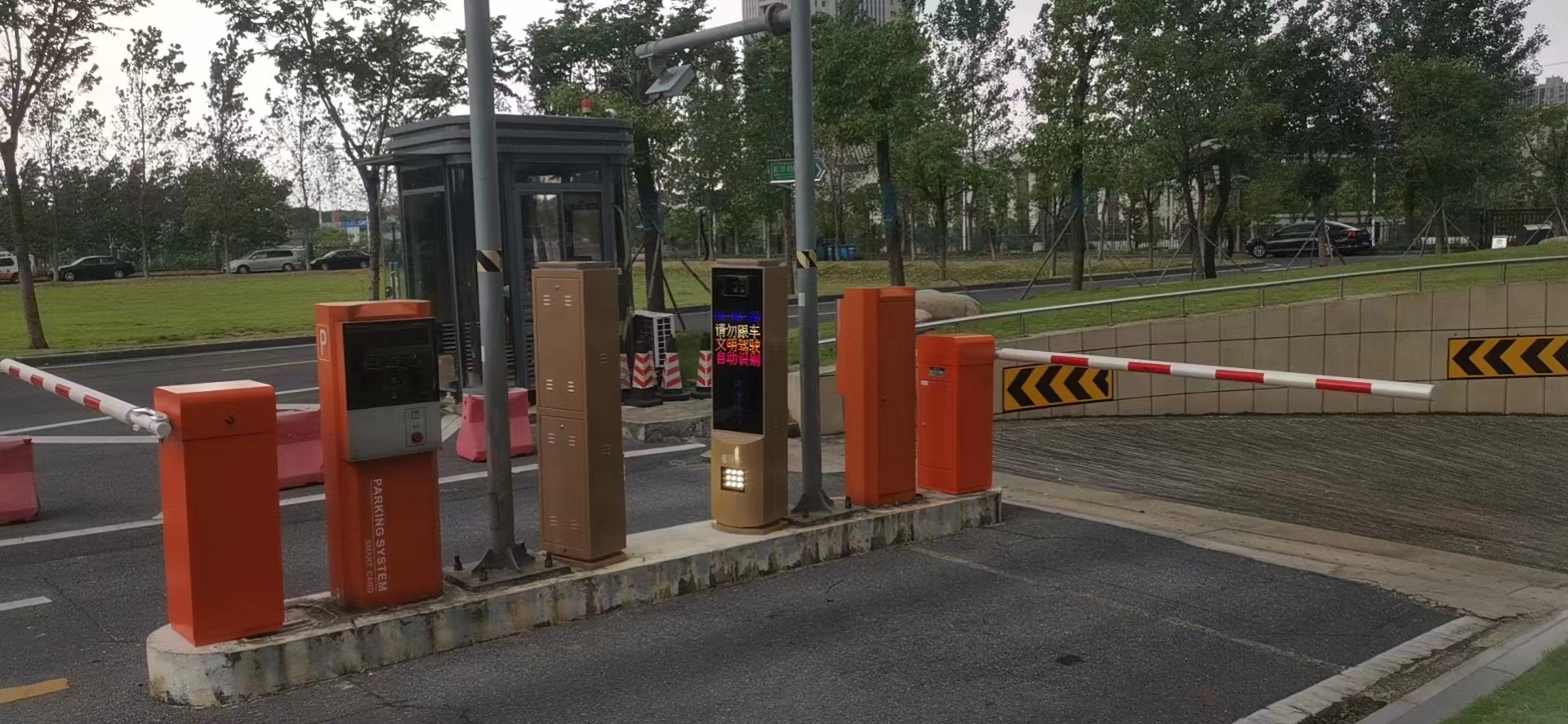 江西省交通運(yùn)輸廳車(chē)牌識(shí)別改造 政務(wù)機(jī)構(gòu)智慧停車(chē)場(chǎng)案列 第2張