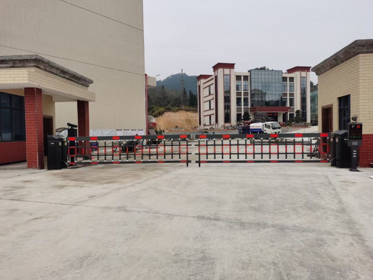 江西贛州全南縣萬(wàn)通物流有限公司T款車牌識(shí)別+空降道閘 園區(qū)智慧停車場(chǎng)案列 第1張