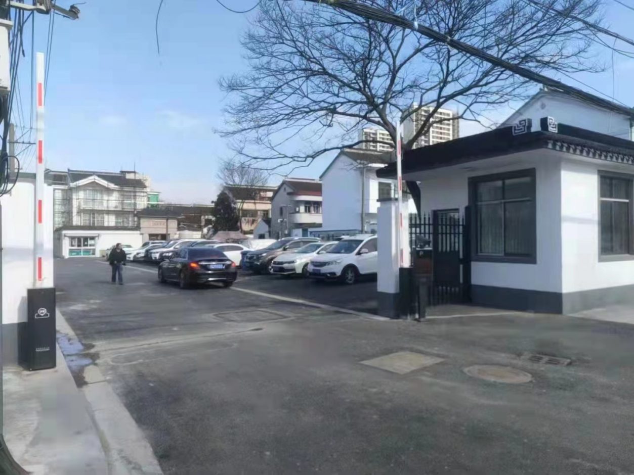 浙江湖州FY款車牌識別顯示一體機+BY-ZLWSDZ(黑色款)直桿道閘 社區(qū)智慧停車場案列 第1張