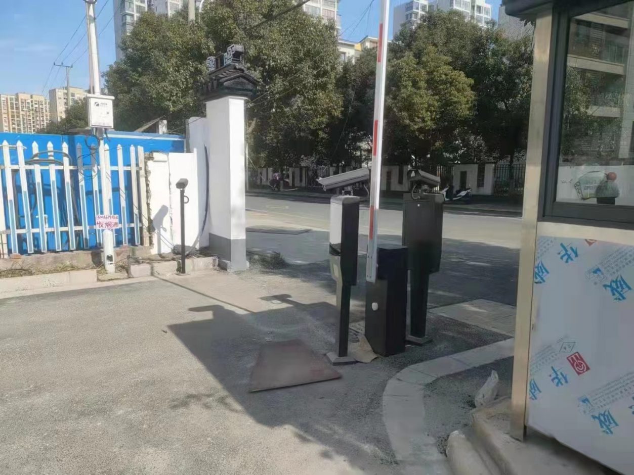 浙江湖州FY款車牌識別顯示一體機+BY-ZLWSDZ(黑色款)直桿道閘 社區(qū)智慧停車場案列 第2張