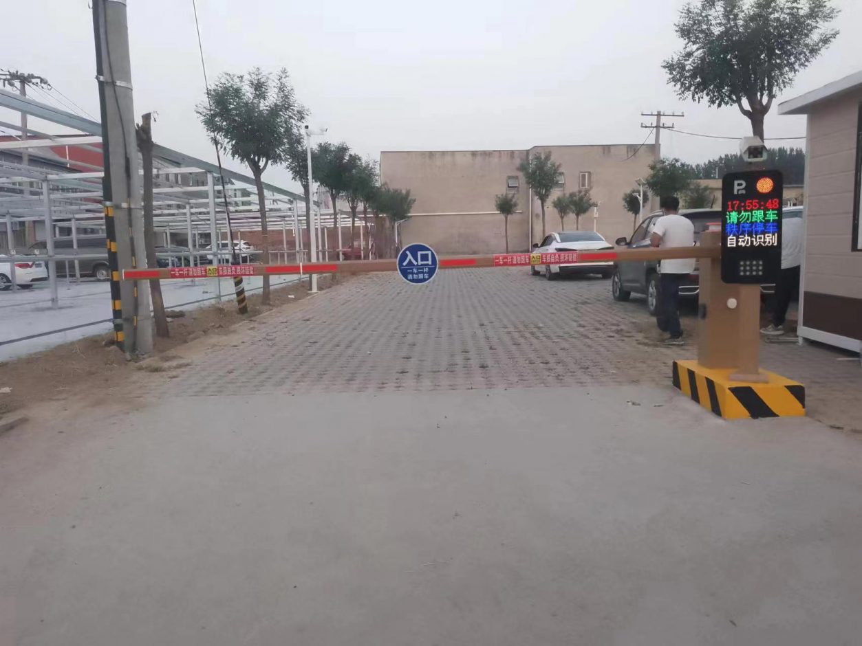 北京市昌平白浮新能源汽車充電站FT款車牌識別+BY-ZLWSDZ(金色款)直桿道閘 社區(qū)智慧停車場案列 第1張