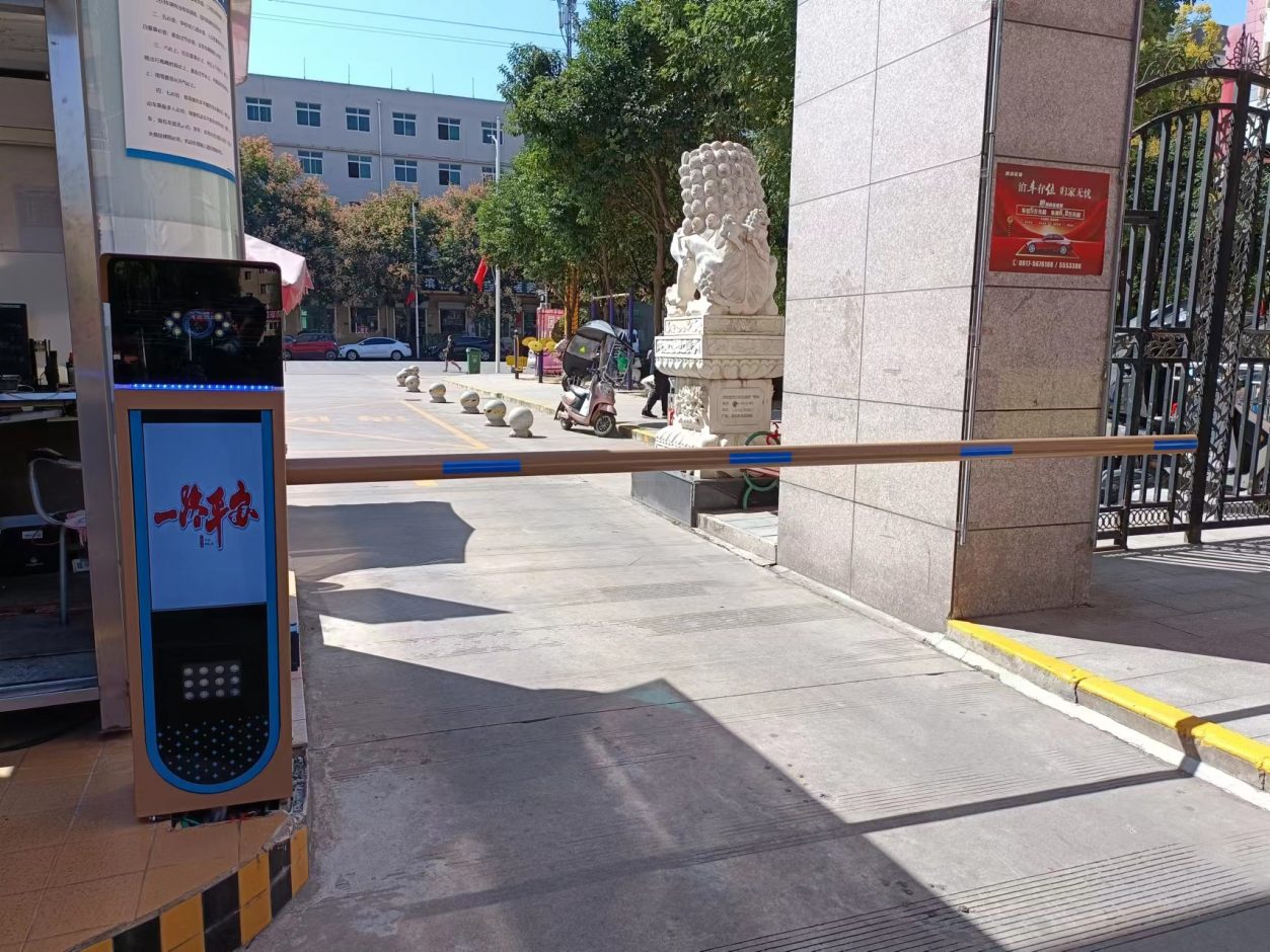 陜西寶雞高清車牌識別直桿道閘LCD多媒體一體機 社區(qū)智慧停車場案列 第1張