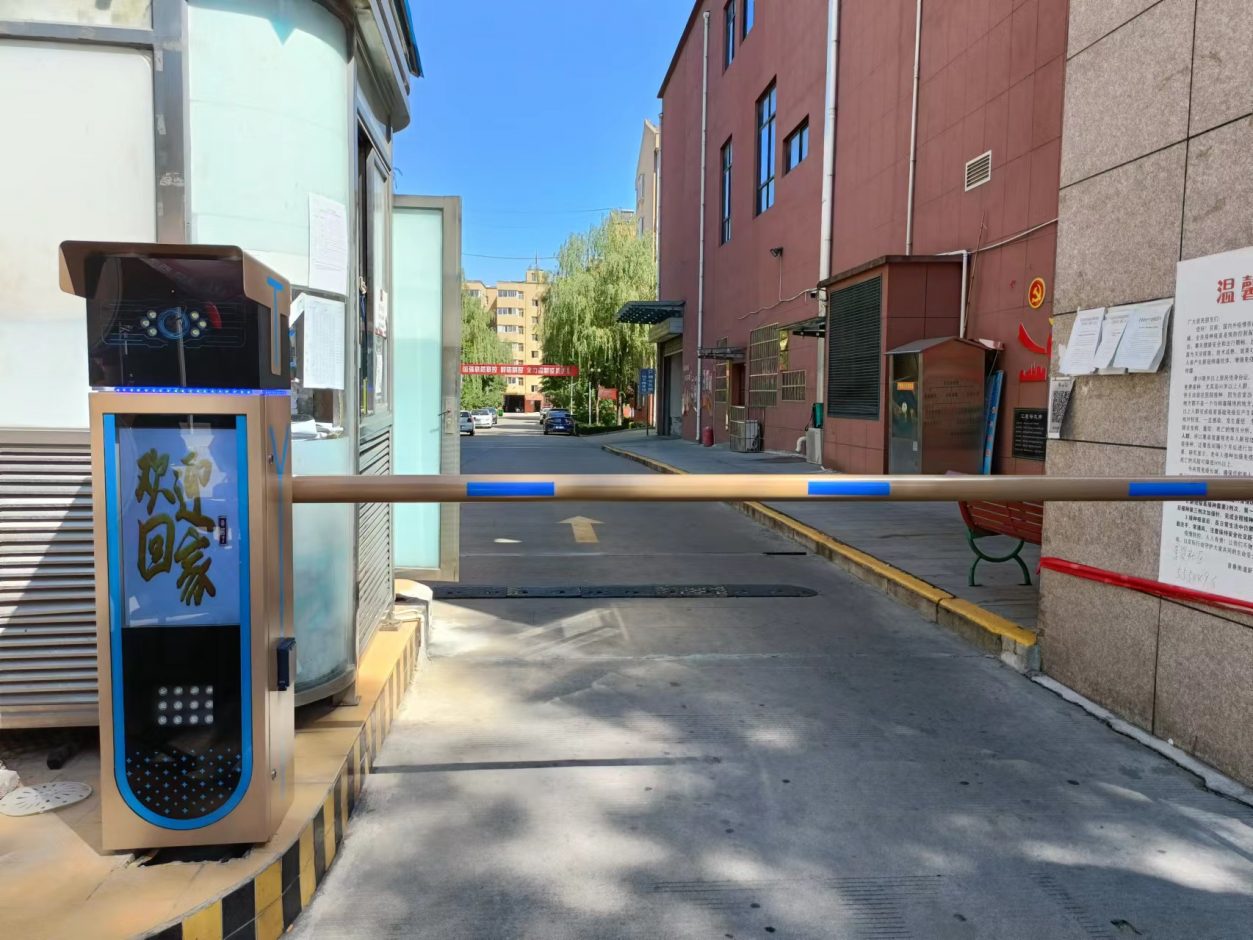 陜西寶雞高清車牌識別直桿道閘LCD多媒體一體機 社區(qū)智慧停車場案列 第2張