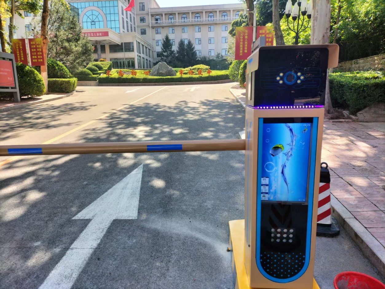 山東濟南車輛道閘車牌識別一體機LCD款案列 政務(wù)機構(gòu)智慧停車場案列 第1張