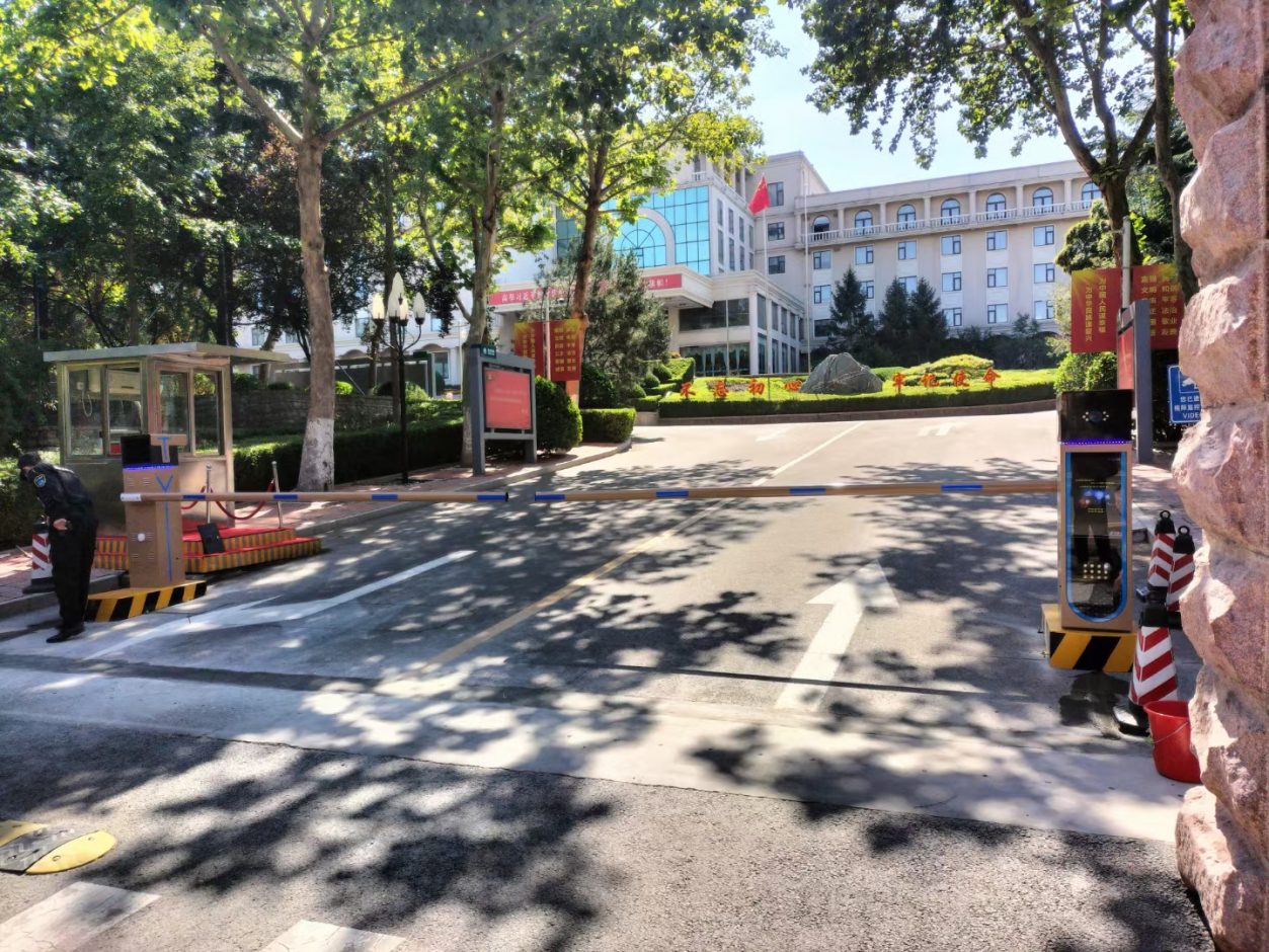 山東濟南車輛道閘車牌識別一體機LCD款案列 政務(wù)機構(gòu)智慧停車場案列 第2張