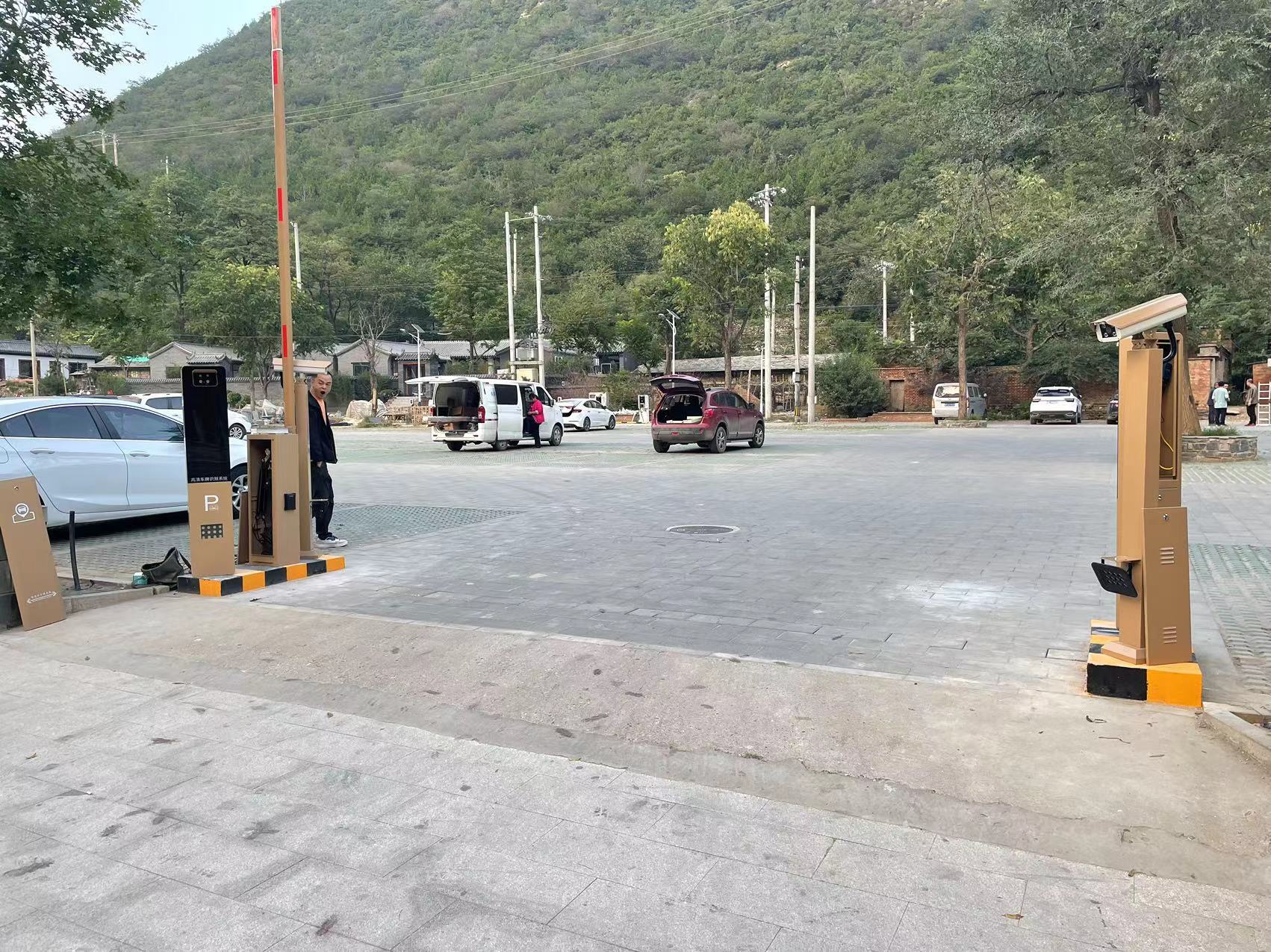 北京周口店智慧車場（8個景區(qū)，26個出入口，8個城市級誘導(dǎo)屏） 景區(qū)智慧停車場案列 第2張